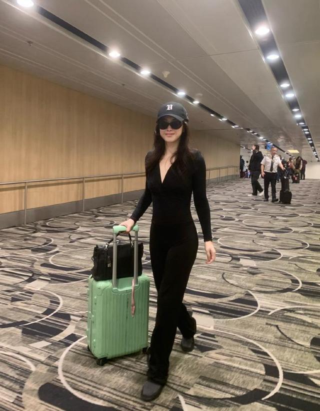 朱珠身形圆润饱满，活力四射，好身材超亮眼！ ?