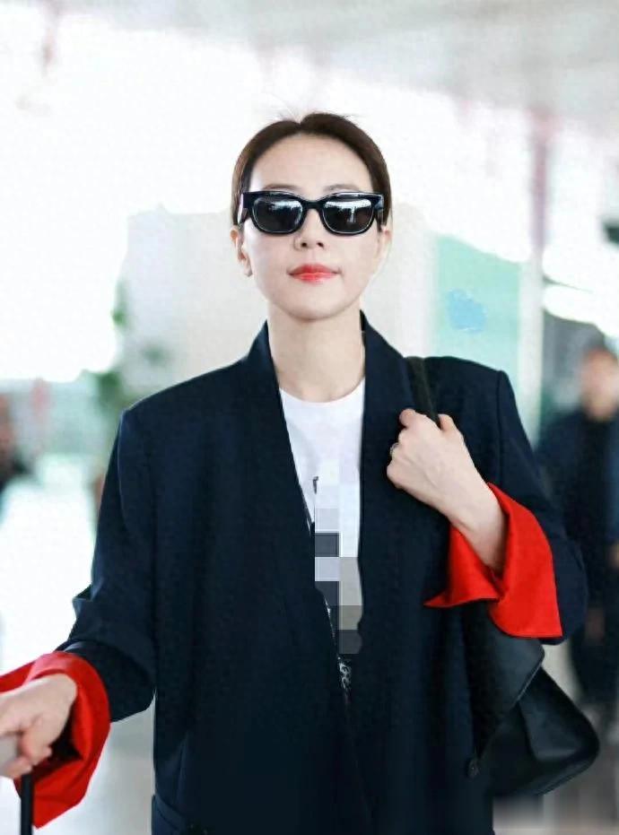 高圆圆机场私服真会穿！黑色西装+字母T恤+牛仔裤 简约随性又高级