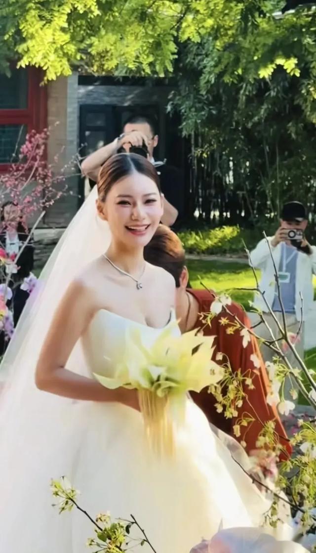 汪小菲是真舍得花,上万的酒席摆了15桌,4000块的茅台管够喝