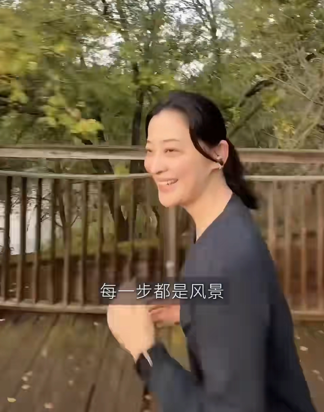 梅婷带老公野外晨跑,穿件单衣抱大树疗愈,50岁素颜显老有双下巴