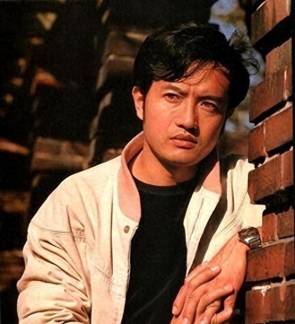 他曾红极一时,却选择远赴美国,如今是大公司老板,73岁身材健硕