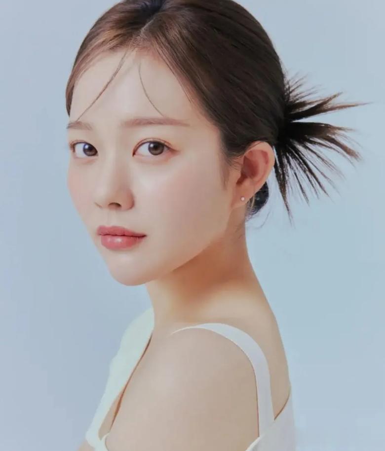 韩国女星被指整形过度，无奈底子太好，尖下巴和厚唇也挡不住颜值