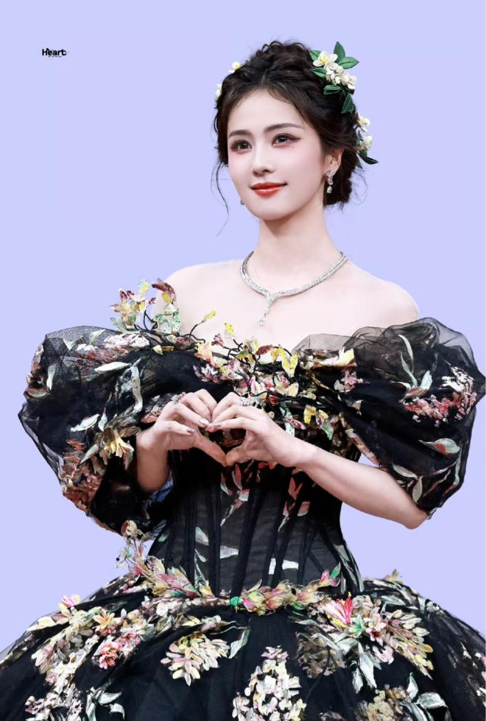 海口这晚，秦岚的腰、白露的脸，159cm“黑袍裹身”的她全场惊艳