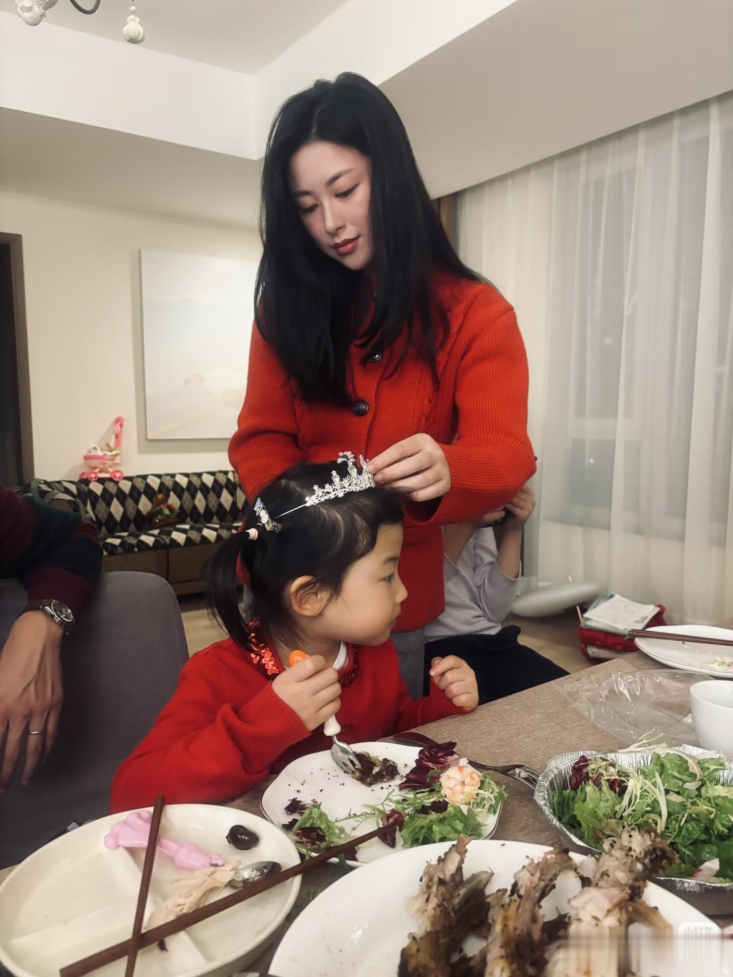 朱珠在家做饭过平安夜，食材全网购！很会过日子，女儿吃一盘牛排