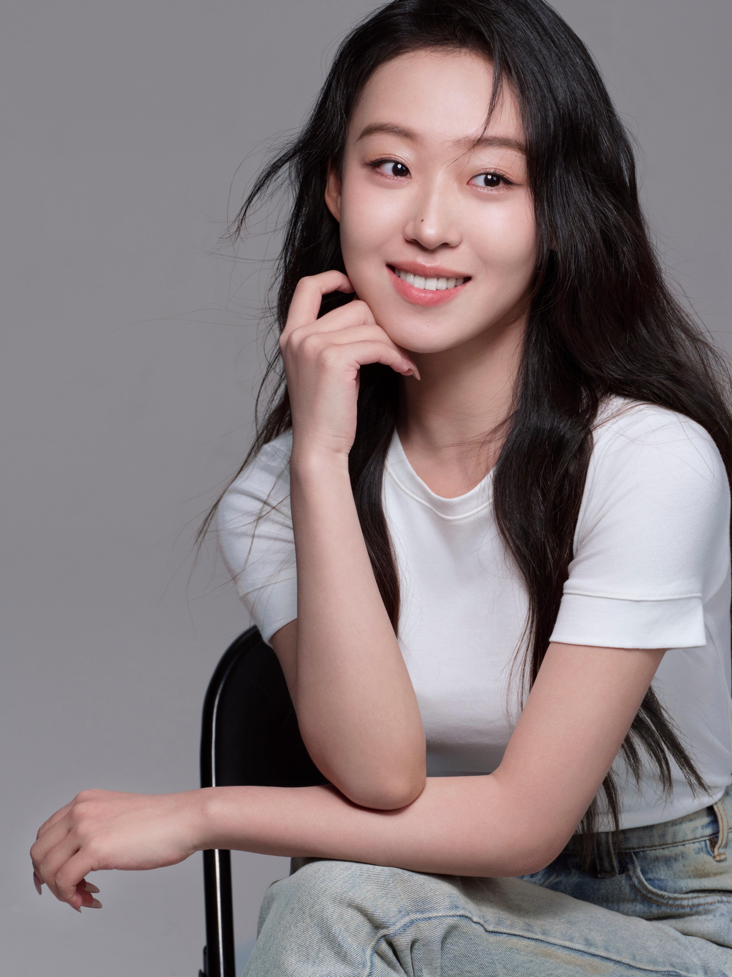 演员赵英男白色T恤牛仔裤写真,纯欲动人