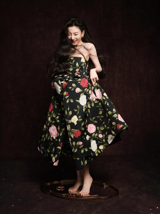 宋祖儿抹胸碎花连衣裙