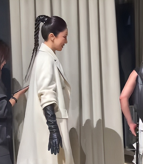 上海时装周，褶子多脸僵又肿、戴假发的董璇，被整容脸网红抢了镜