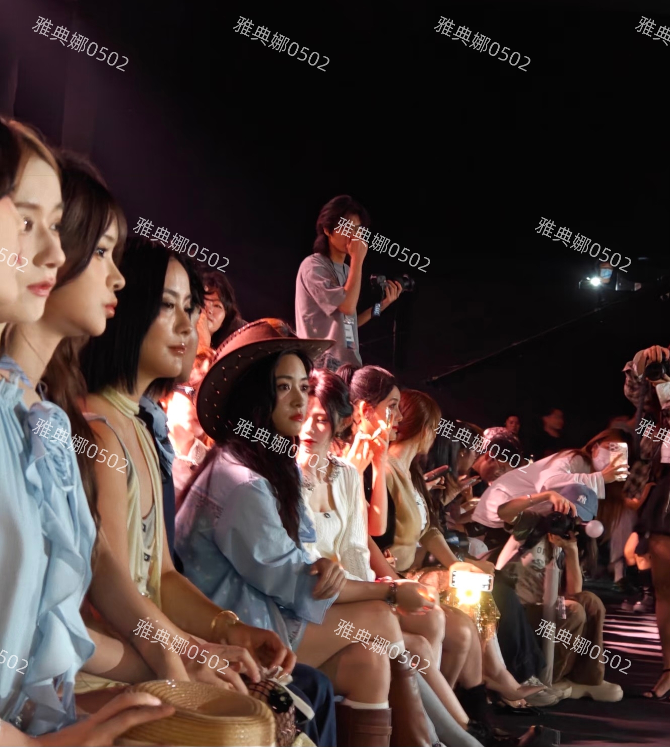 上海时装周见到沈月，她长了一张初恋脸又纯又美，小小一只很可爱