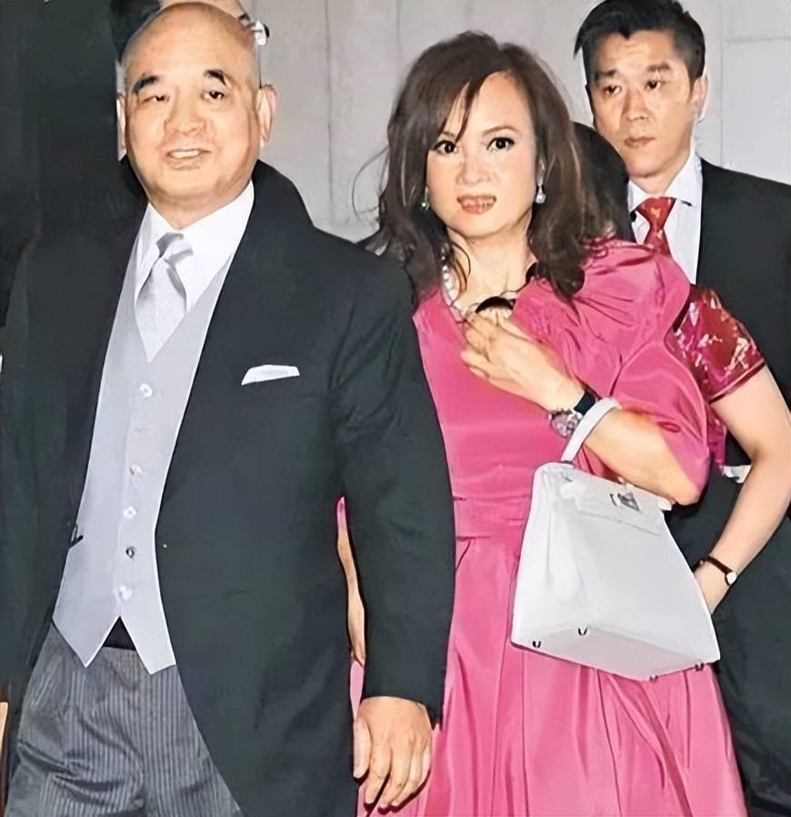 她相貌平平，却拿捏两位千亿富豪，为老头连生两子，现是豪门董事