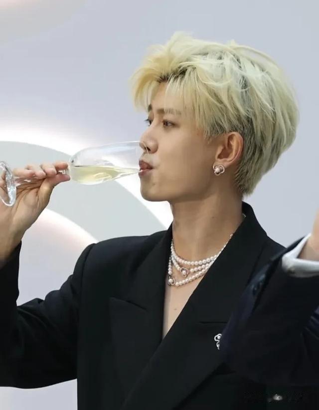 任嘉伦今日上海出席TASAKI活动，金发造型搭配真空西装帅出天际