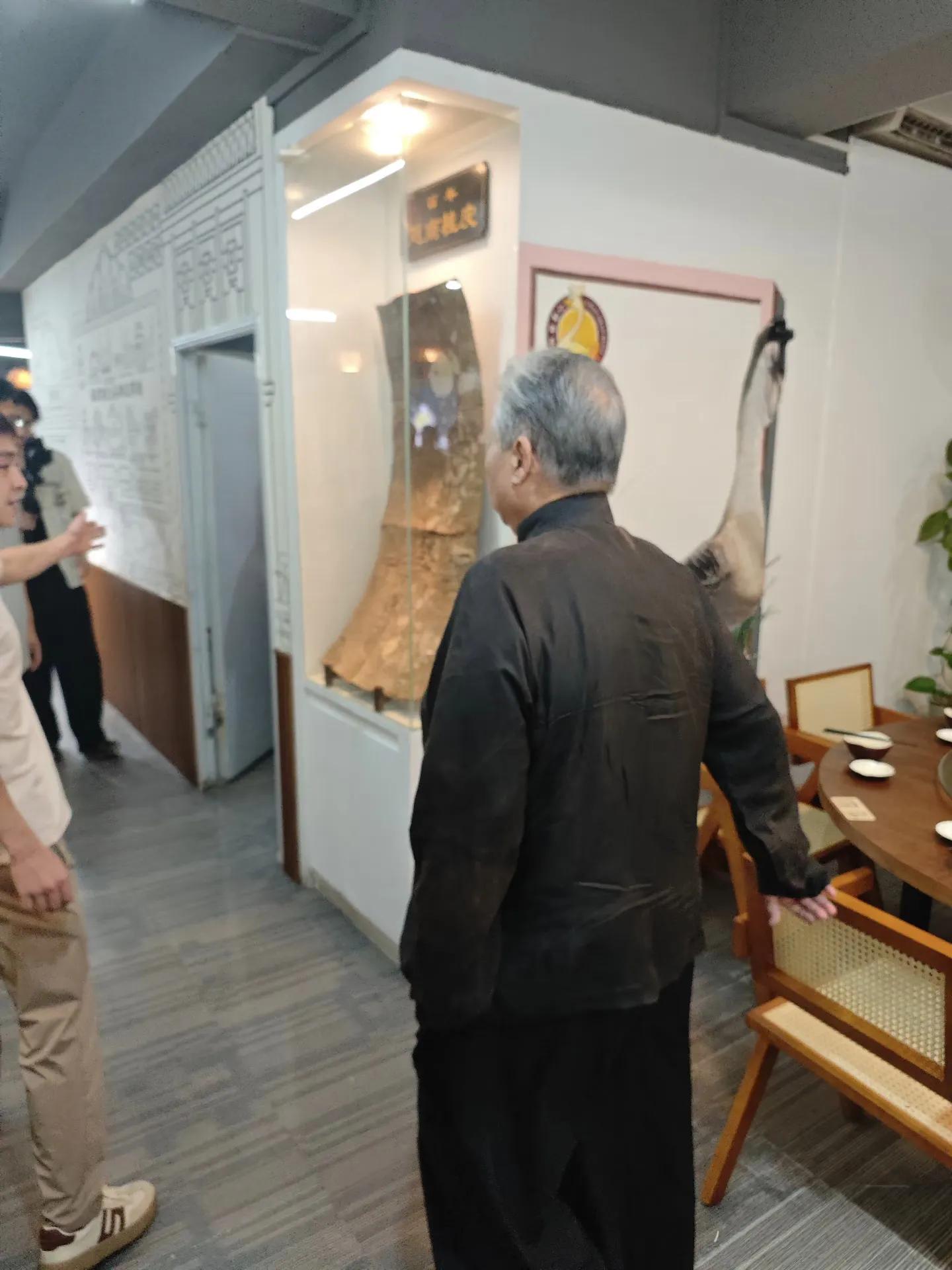 洪金宝在汕头吃鹅肉饭,走路蹒跚,身材臃肿,需要儿子洪天照搀扶