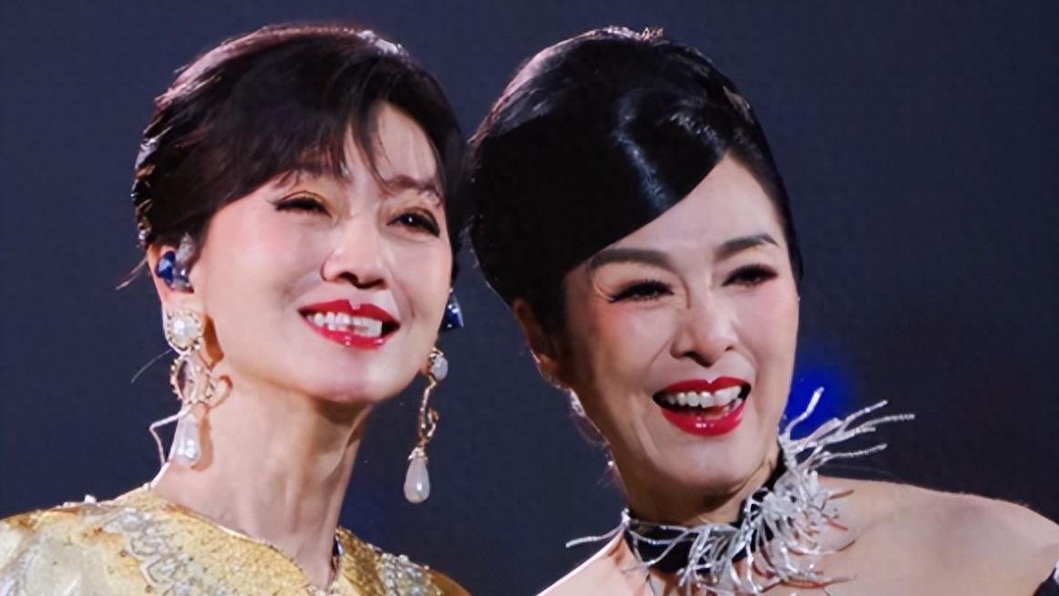 70岁米雪和72岁赵雅芝站一起，自然老去和医美老去，区别太大了