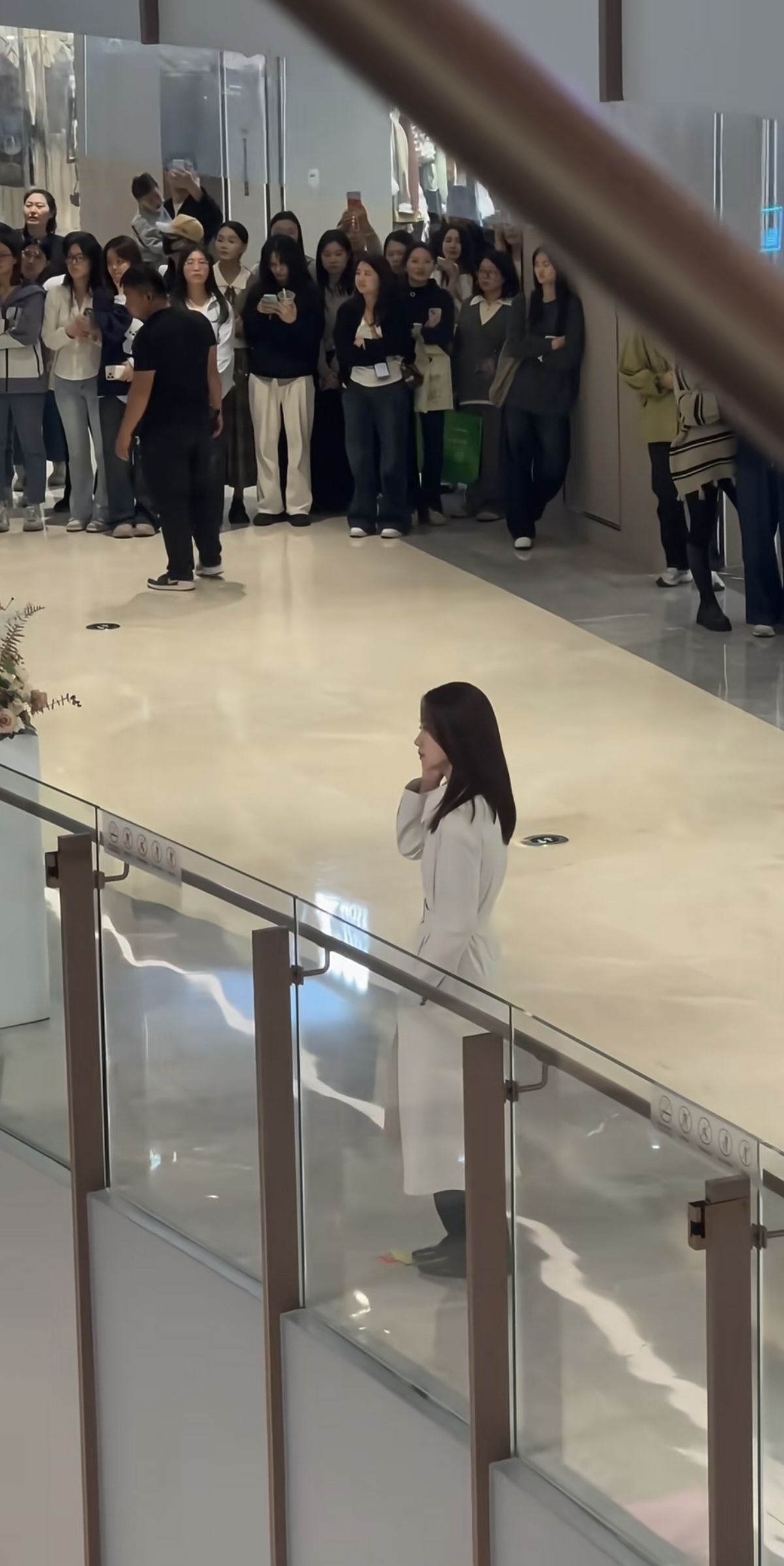 张小斐拍戏被偶遇，本人比电视上好看，又高又瘦的！