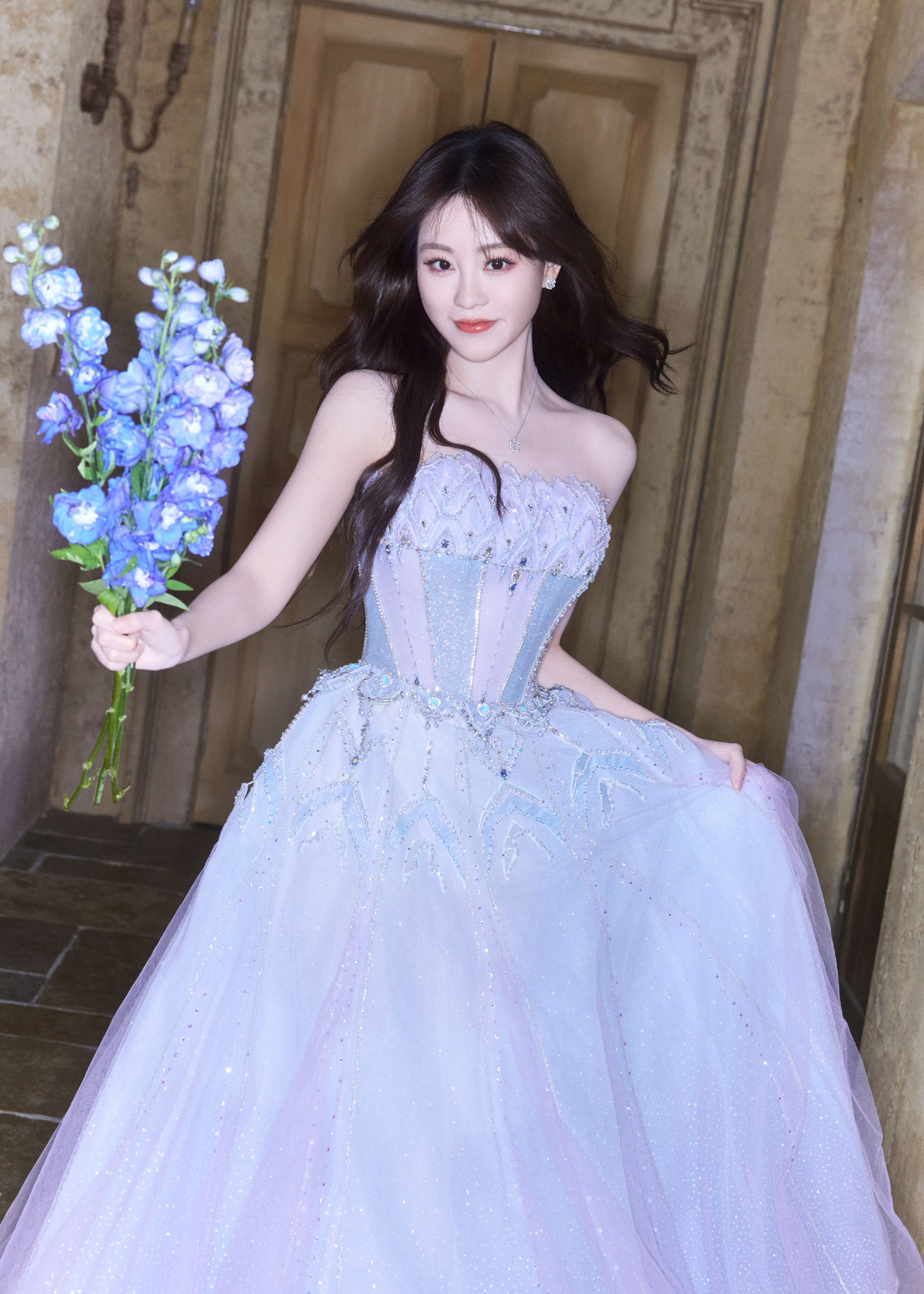 祝绪丹紫色抹胸礼裙,这是谁家的小仙女啊