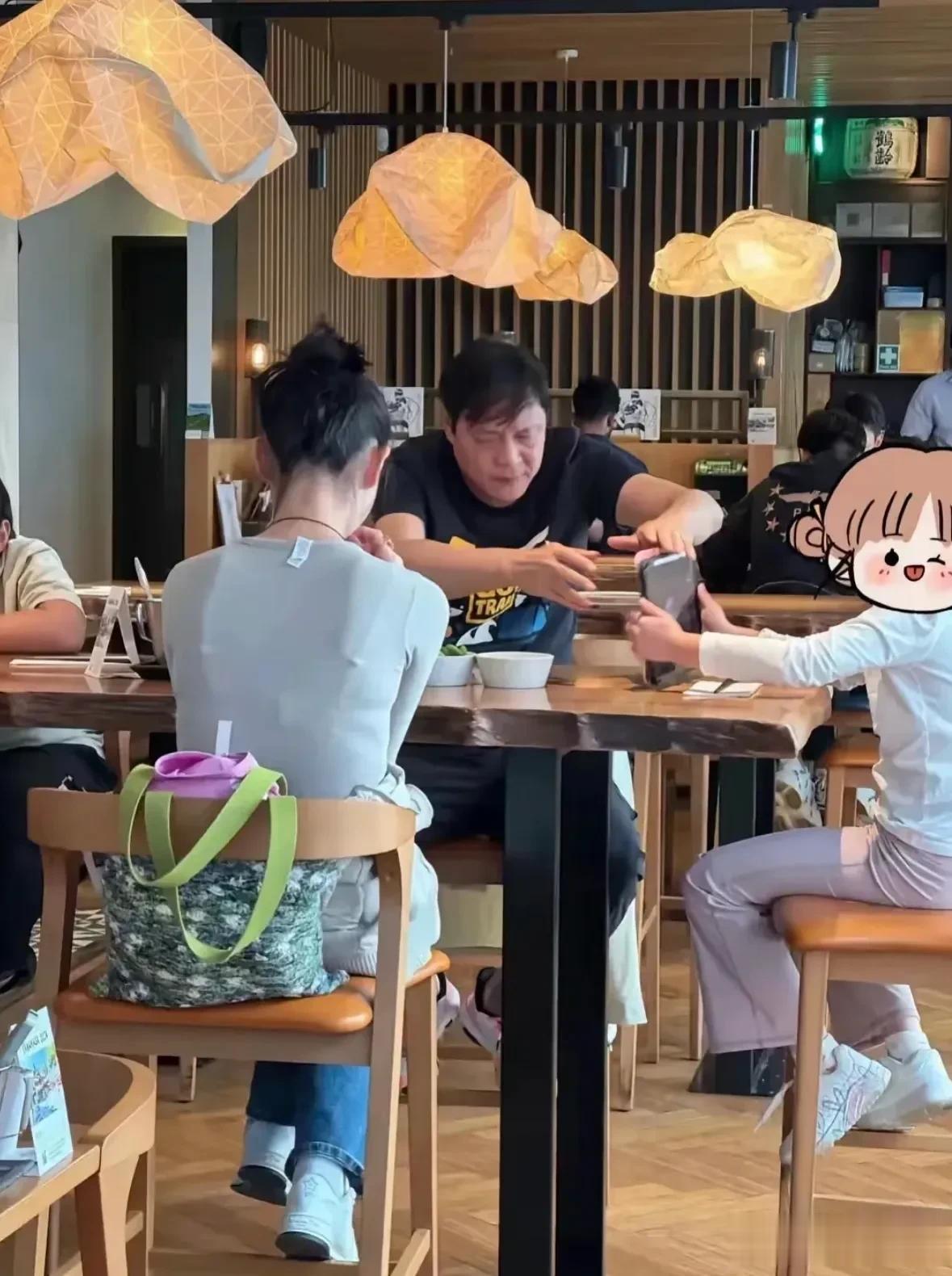 范志毅一家法国被偶遇，娇妻打扮太时髦，他站旁边真成保镖了