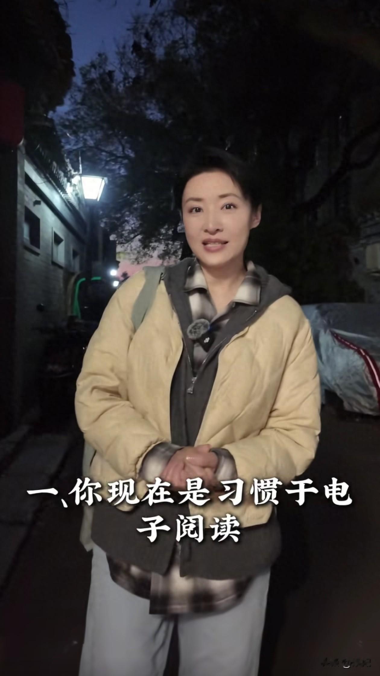 57岁周涛逛书店:羽绒服+阔腿裤,知性又时髦,状态好得像35岁