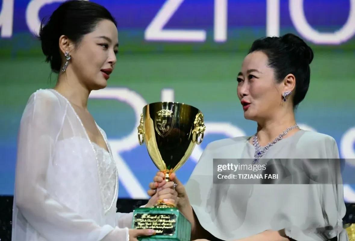 张艺谋担心的事发生了，宋佳拿了影后却全网大翻车，郝蕾说对了