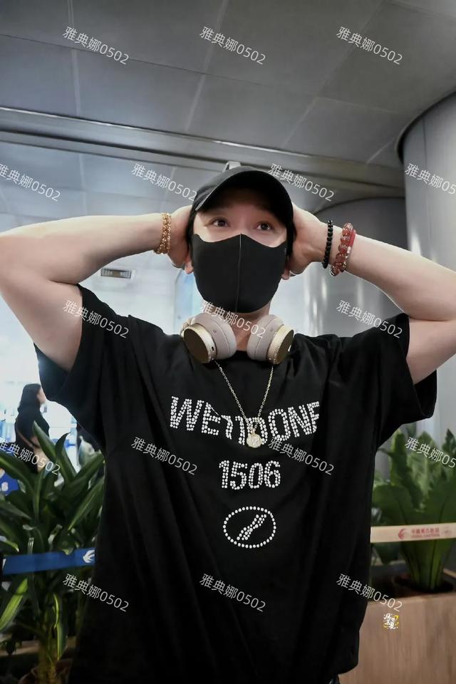 难怪黄晓明会被质疑身高,机场遇到他本人确实不高身材比例也不行