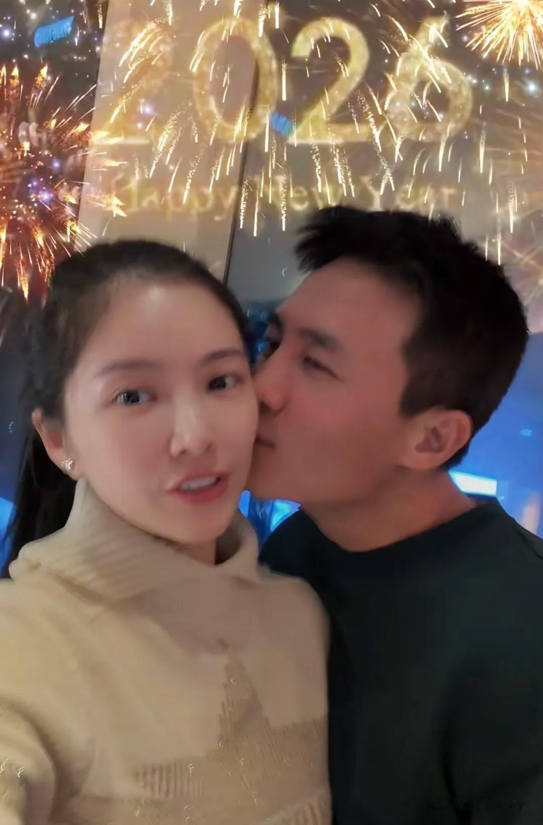 王灿晒2026夫妻首照，杜淳温柔吻侧脸，俩人幸福藏都藏不住