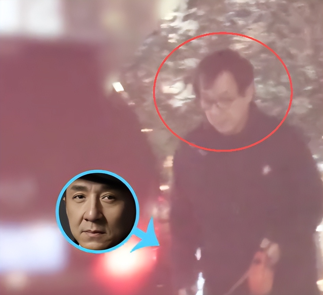 成龙被传“去世”后首次露面，深夜牵狗买面包，步伐稳健状态不错