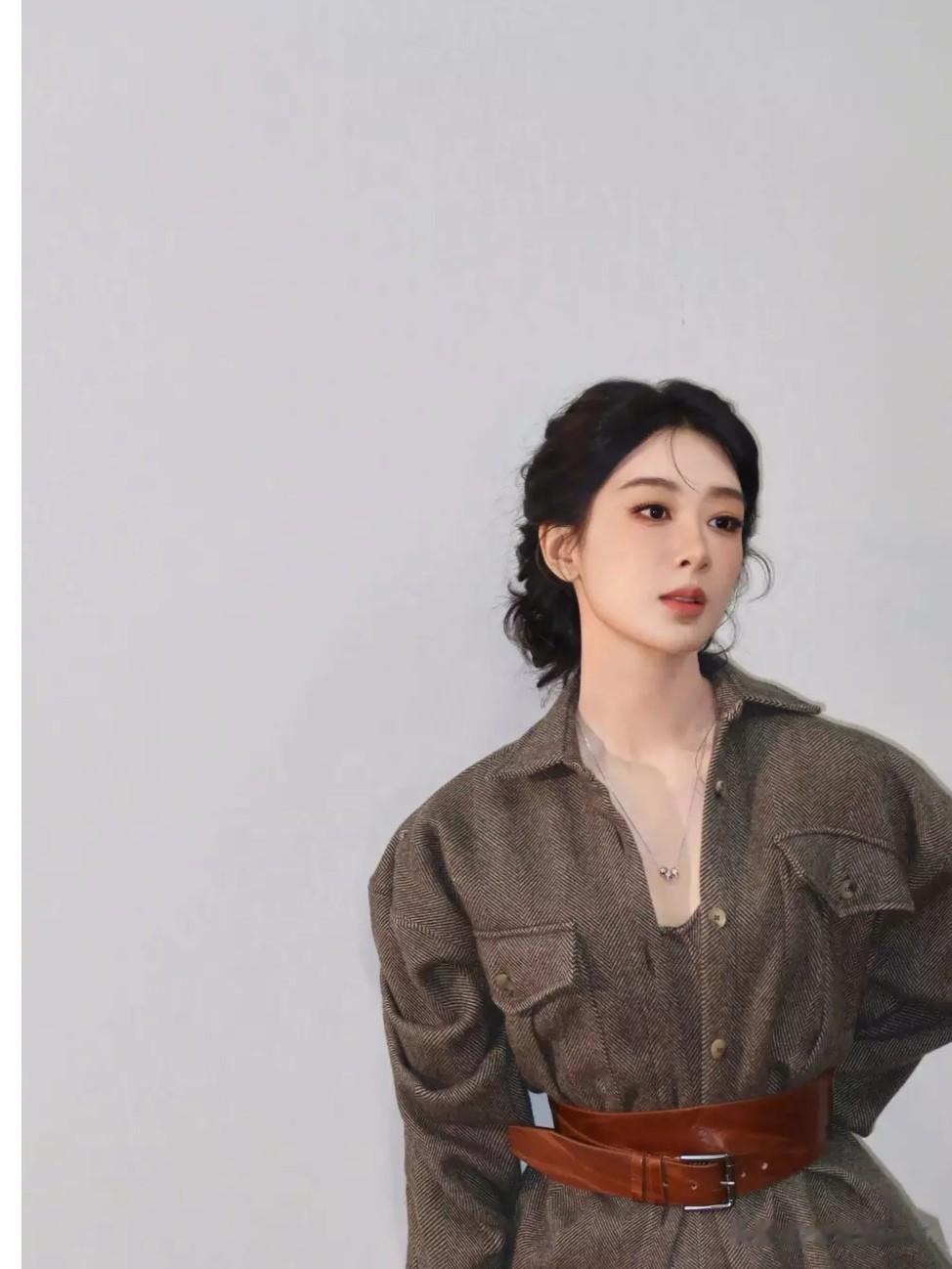 杨紫公主风盘发造型出圈 优雅甜妹氛围感拉满