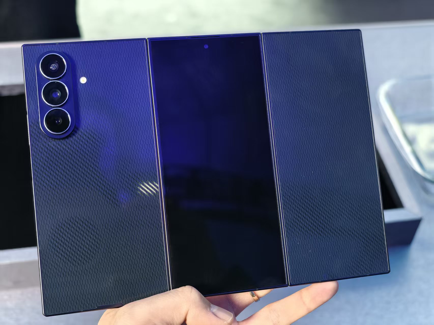 中國(guó)首秀！19999元的三星三折疊來(lái)了，真機(jī)上手體驗(yàn)，屏幕交互有點(diǎn)驚艷