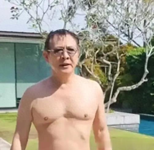 李连杰晒视频：光着上半身游泳，打破做手术传闻！
