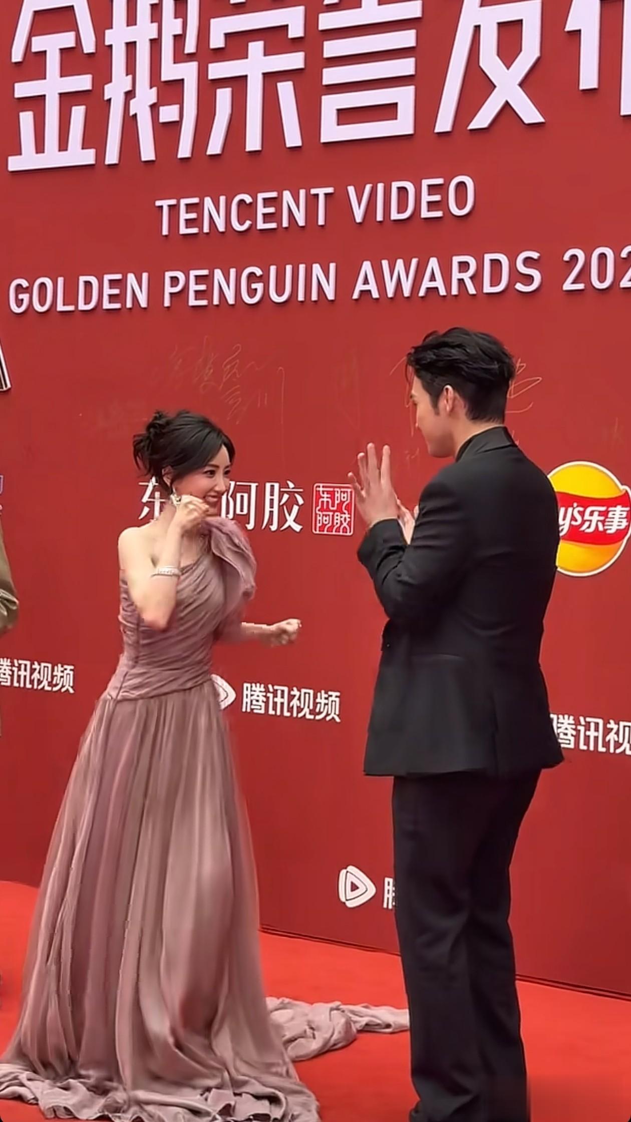 37岁毛晓彤与32岁张彬彬红毯互动！看不出是姐弟，两人挺有CP感