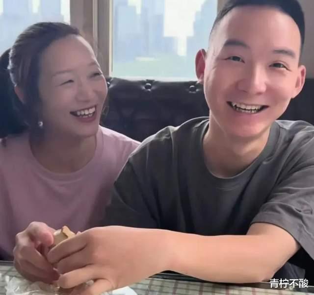 谢浩男补送母亲节礼物，给妈妈送玉镯很贴心，一个细节暖哭网友