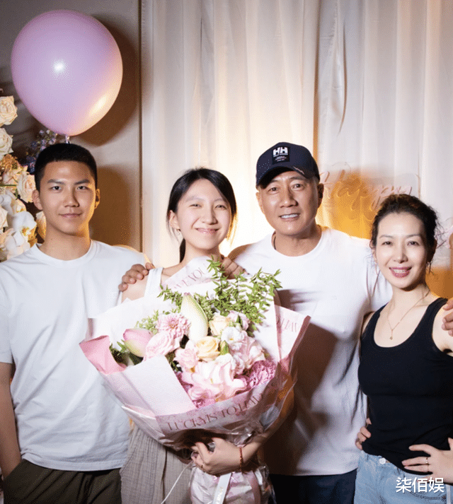 胡军卢芳为爱女庆生，九儿康康都是大骨架，一家四口都血气方刚的