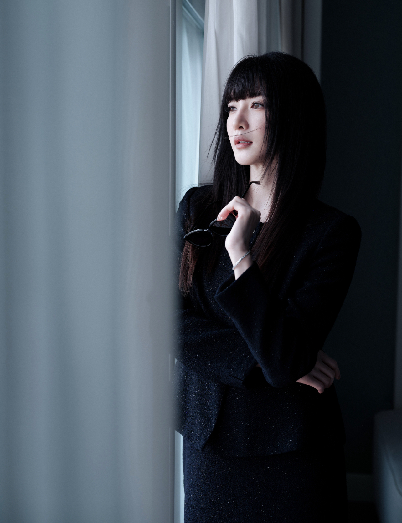 比整容还离谱！39岁江疏影现身活动，脸僵似硅胶，造型丑到认不出