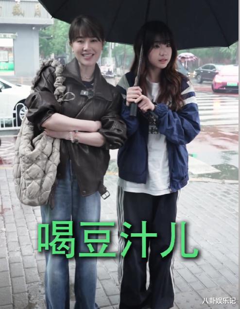 左小青母女挑战喝豆汁！左小青闻都不敢闻，女儿高子淇却连喝两碗