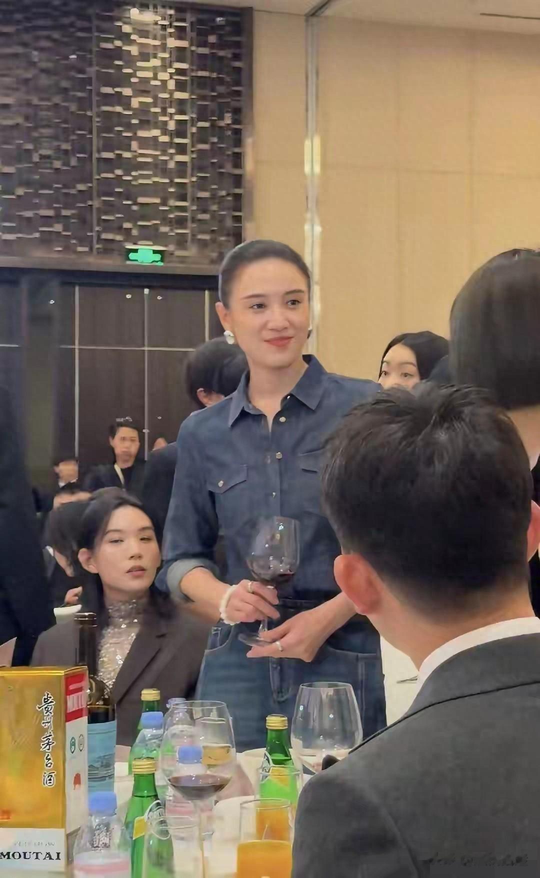 宋佳亮相北京时尚晚宴,高挑身姿配丸子头,又美又飒,气质超绝!