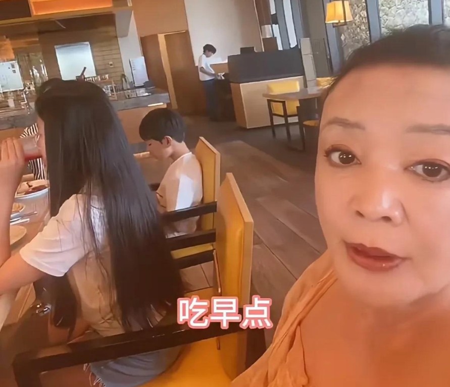 张兰飞台北陪孙女购物,家庭矛盾激化,谁来守护孩子的笑容?