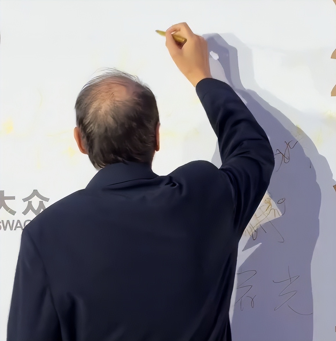 电影节红毯，颜丹晨深V性感，杜雨宸穿抹胸，76岁王馥荔艳冠群芳