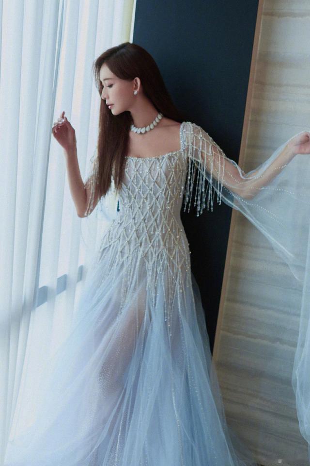 50岁林志玲晒近照，穿薄纱裙明艳动人，颜值身材逆生长好绝美