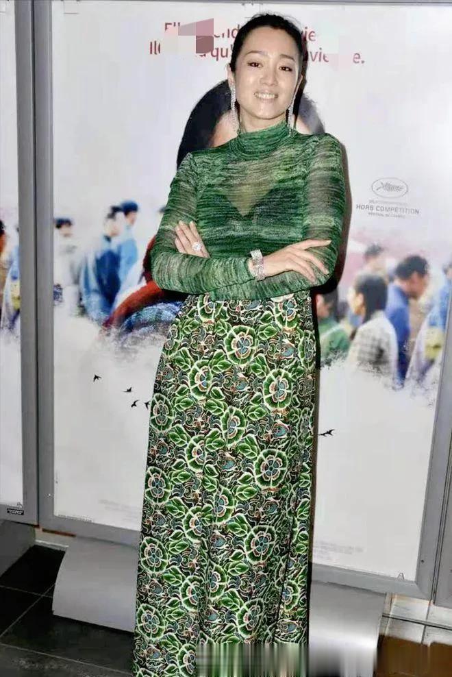 巩俐越老越敢穿！半透衫+刺绣长裙，不俗反而高级洋气！