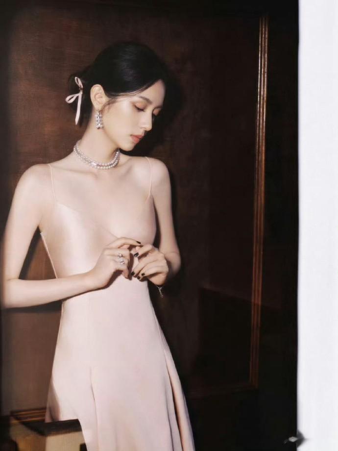 周也那条粉色吊带裙，是真的让人挪不开眼