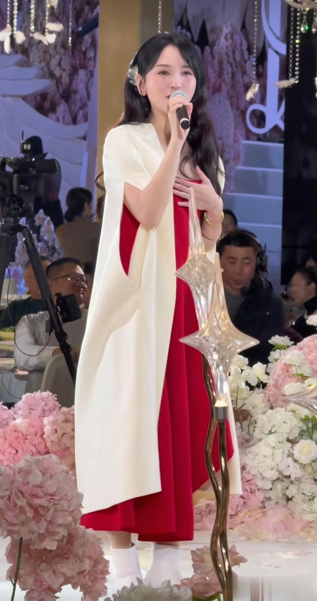 42岁金莎接婚礼商演：大波浪+红裙+白靴，减龄又高级，嫩得像28岁