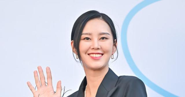 知名女星退圈创业，年营收500万给老公送保时捷，老公甘愿吃软饭