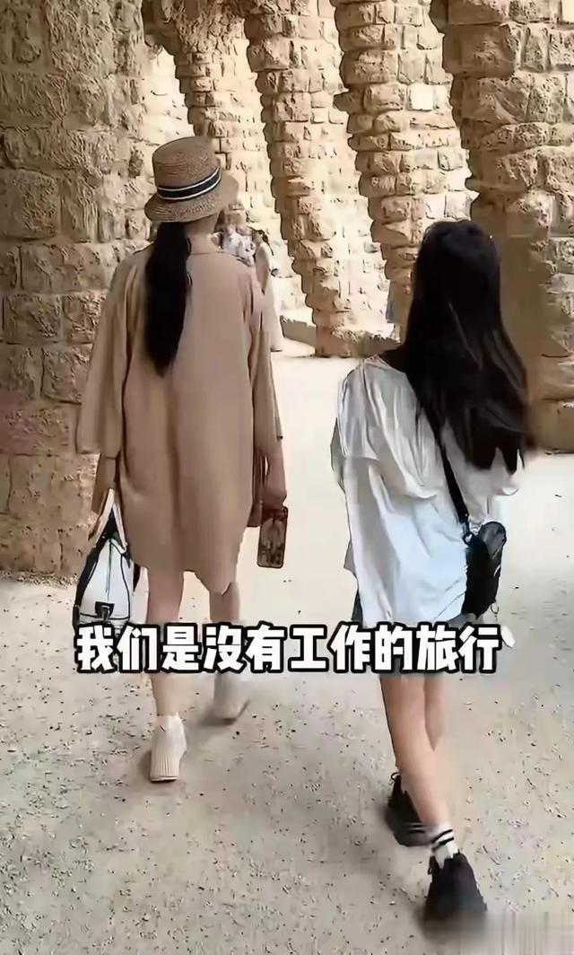 王小骞一家三口西班牙逍遥游,矮小症女儿身高飞跃,穿搭早熟?