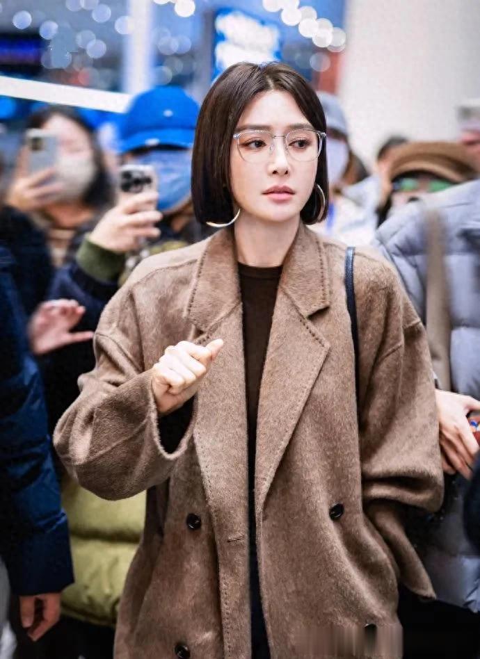 秦岚剪波波头短发真洋气！穿棕色大衣+针织衫+牛仔裤，时髦又高级