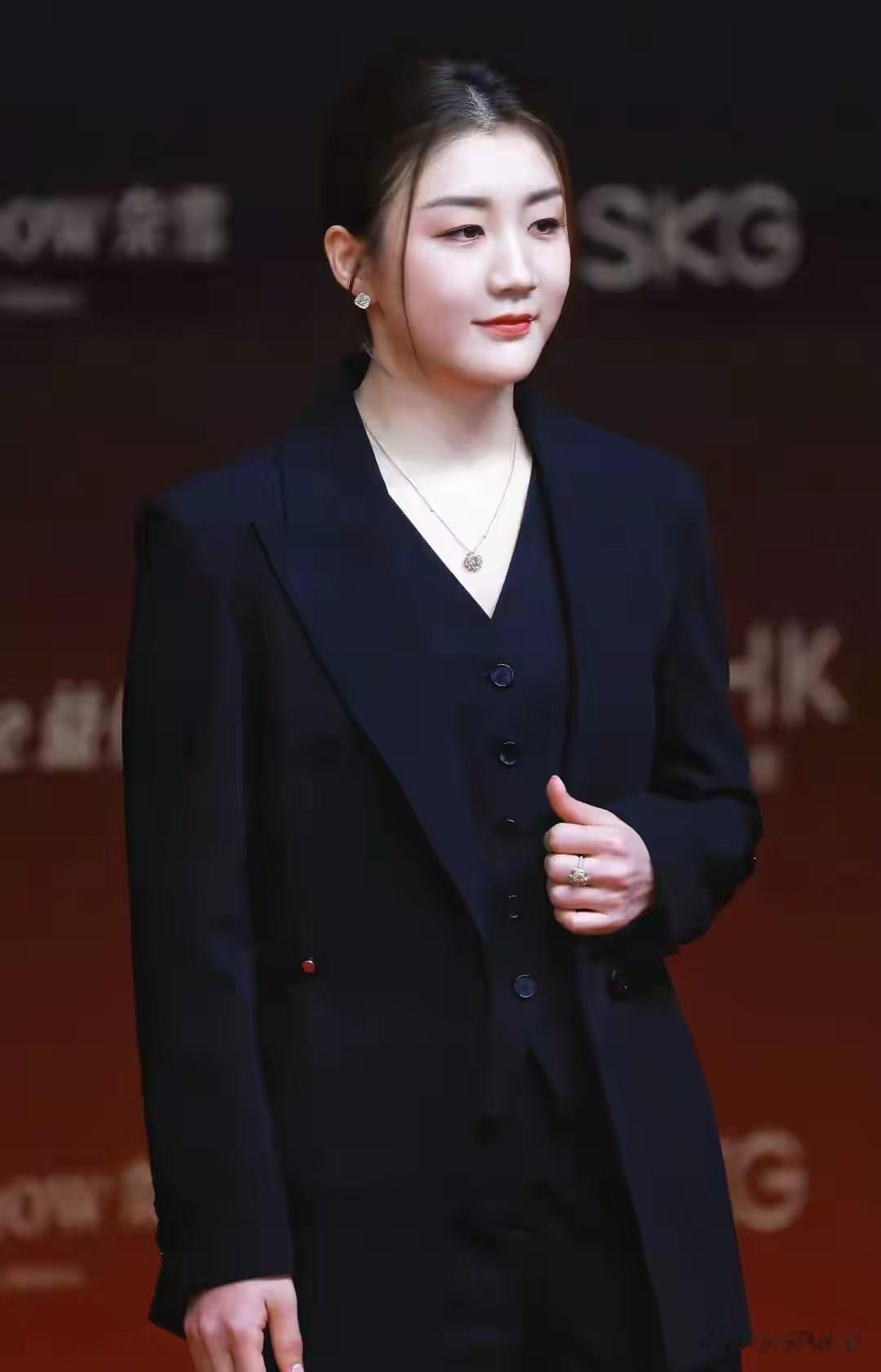 陈梦太会穿，1700元黑西装亮相大剧院，清冷气场碾压顶流明星