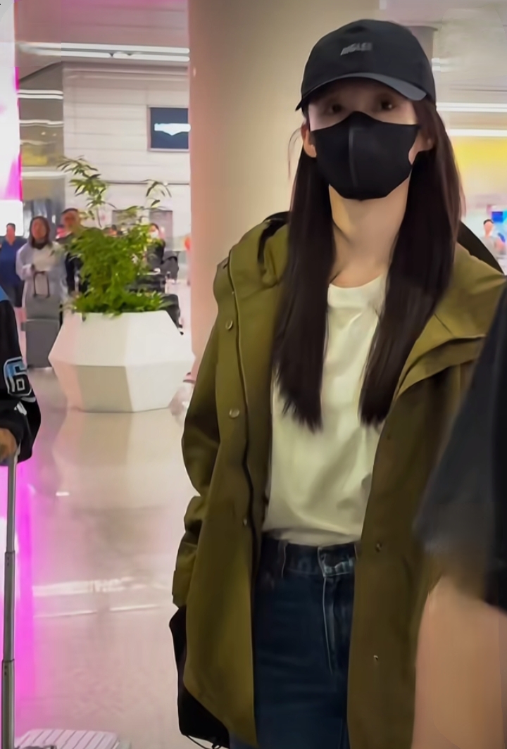 李沁上海机场私服太飒，军绿色风衣搭牛仔裤低调穿搭难掩清冷气质