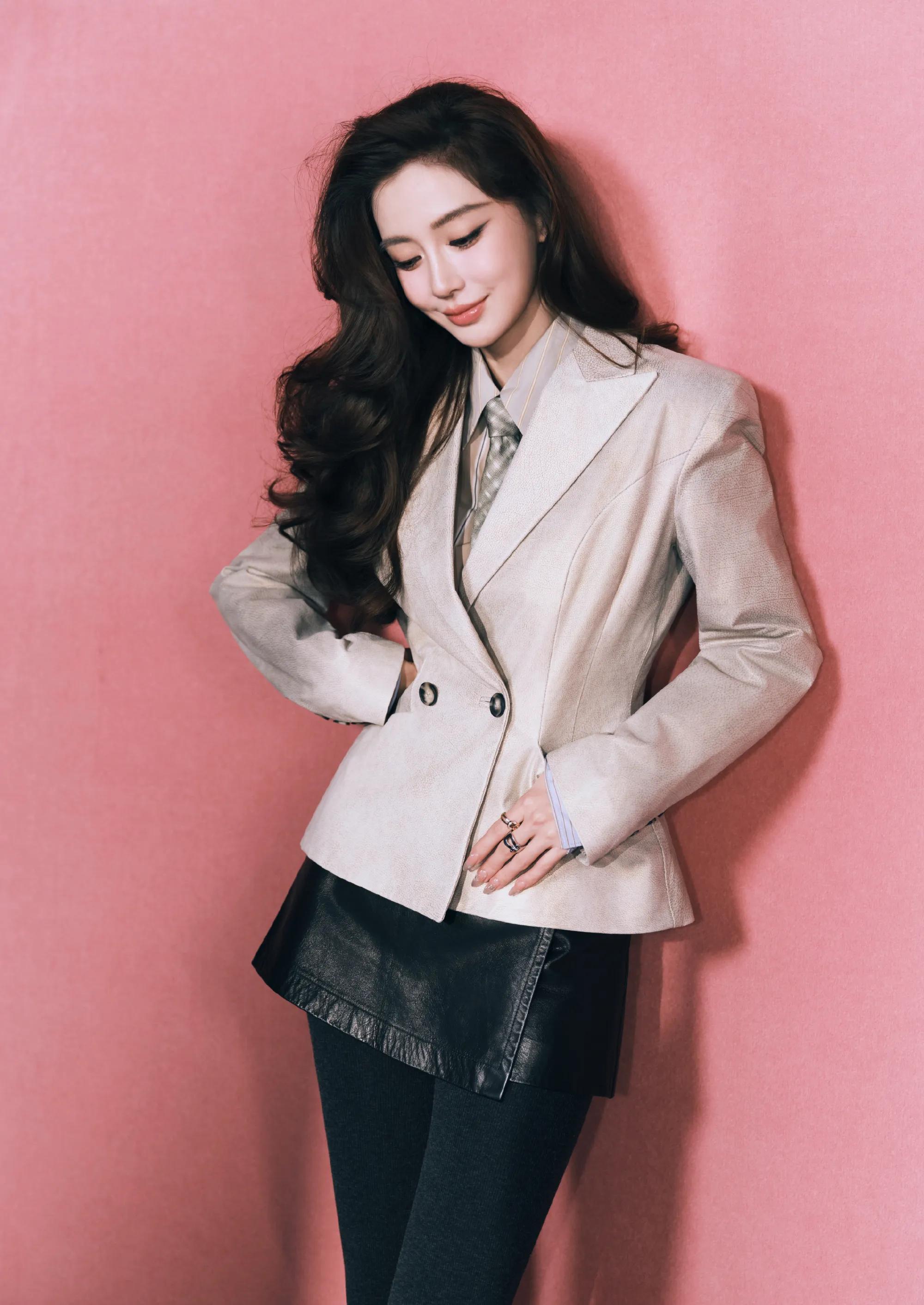 杨颖西装外套又美又飒