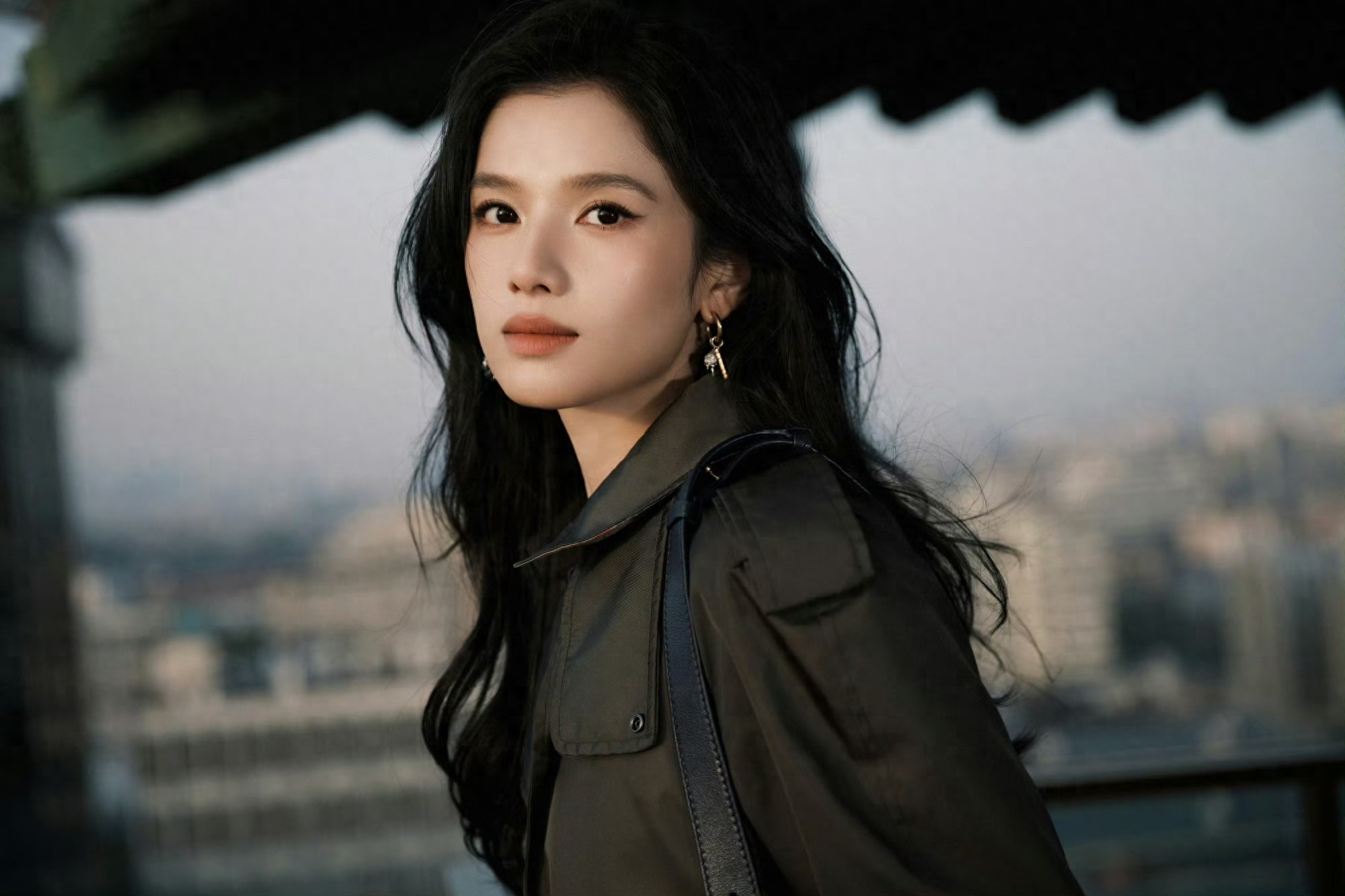 张婧仪穿出满屏英伦感！Burberry风衣搭格纹围巾，妥妥的秋冬女神