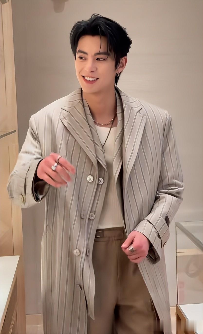 北京这天：60岁巩俐罕露面，意外扮嫩造型别致，网友：也就她敢穿