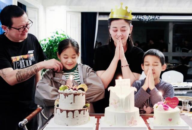 梅婷一家四口同框,老公曾剑满眼宠溺的看着女儿,画面十分幸福