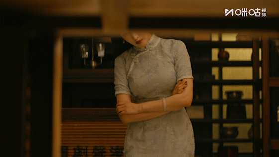 张天爱海边黑背心造型,慵懒氛围感拉满,这颜值身材太绝了