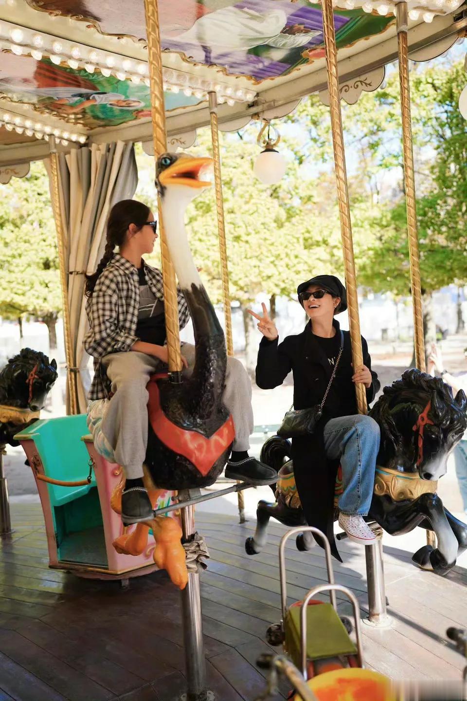 孙俪和女儿同游巴黎，穿姐妹装好有爱，11岁小花身高快赶上妈妈